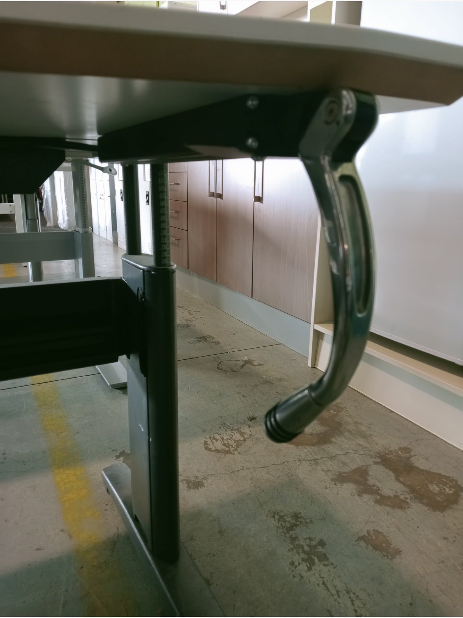 Curved Manual Wind-up Desk - Grey - Office furniture