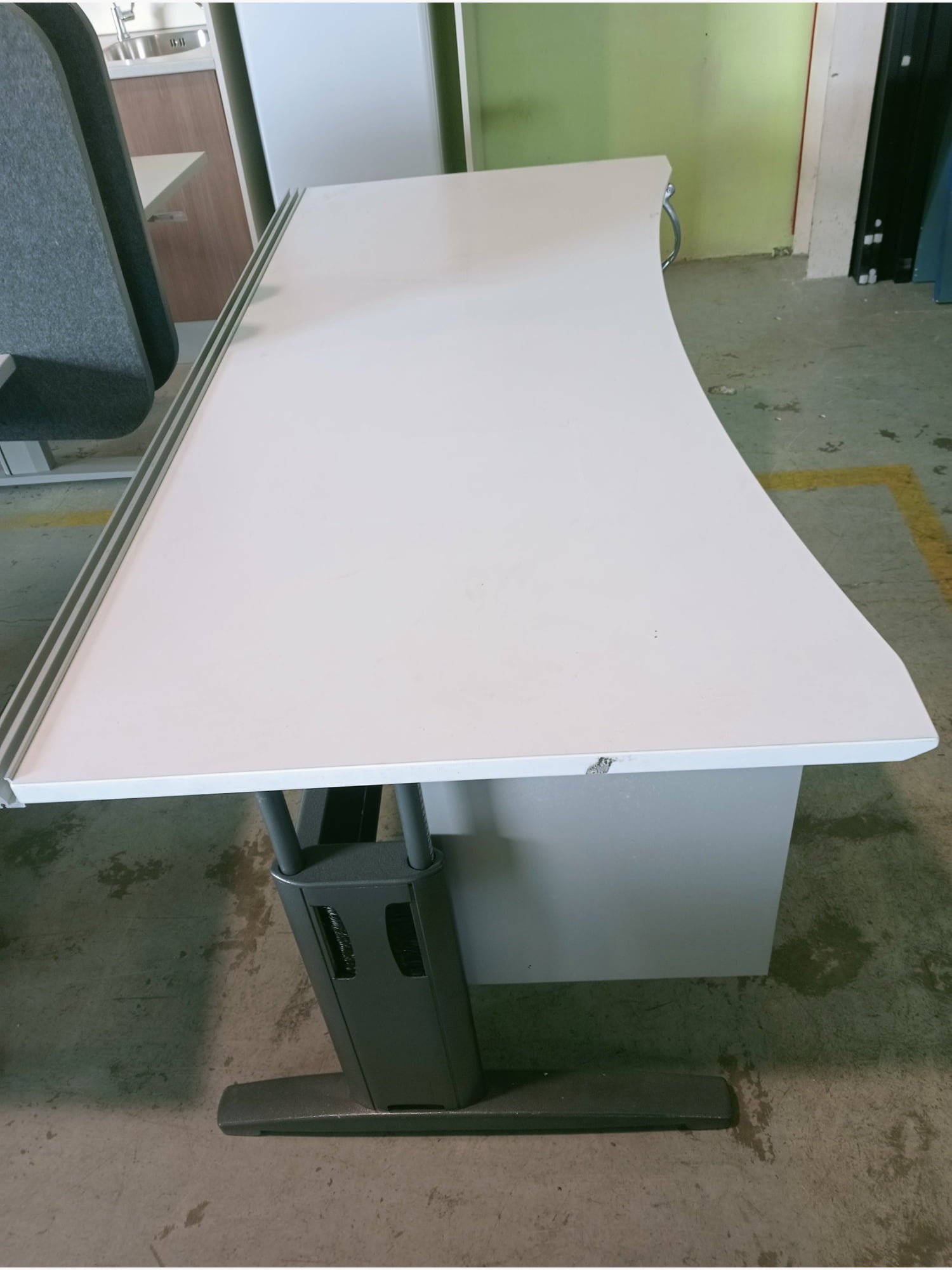 Curved Manual Wind-up Desk - Grey - Office furniture