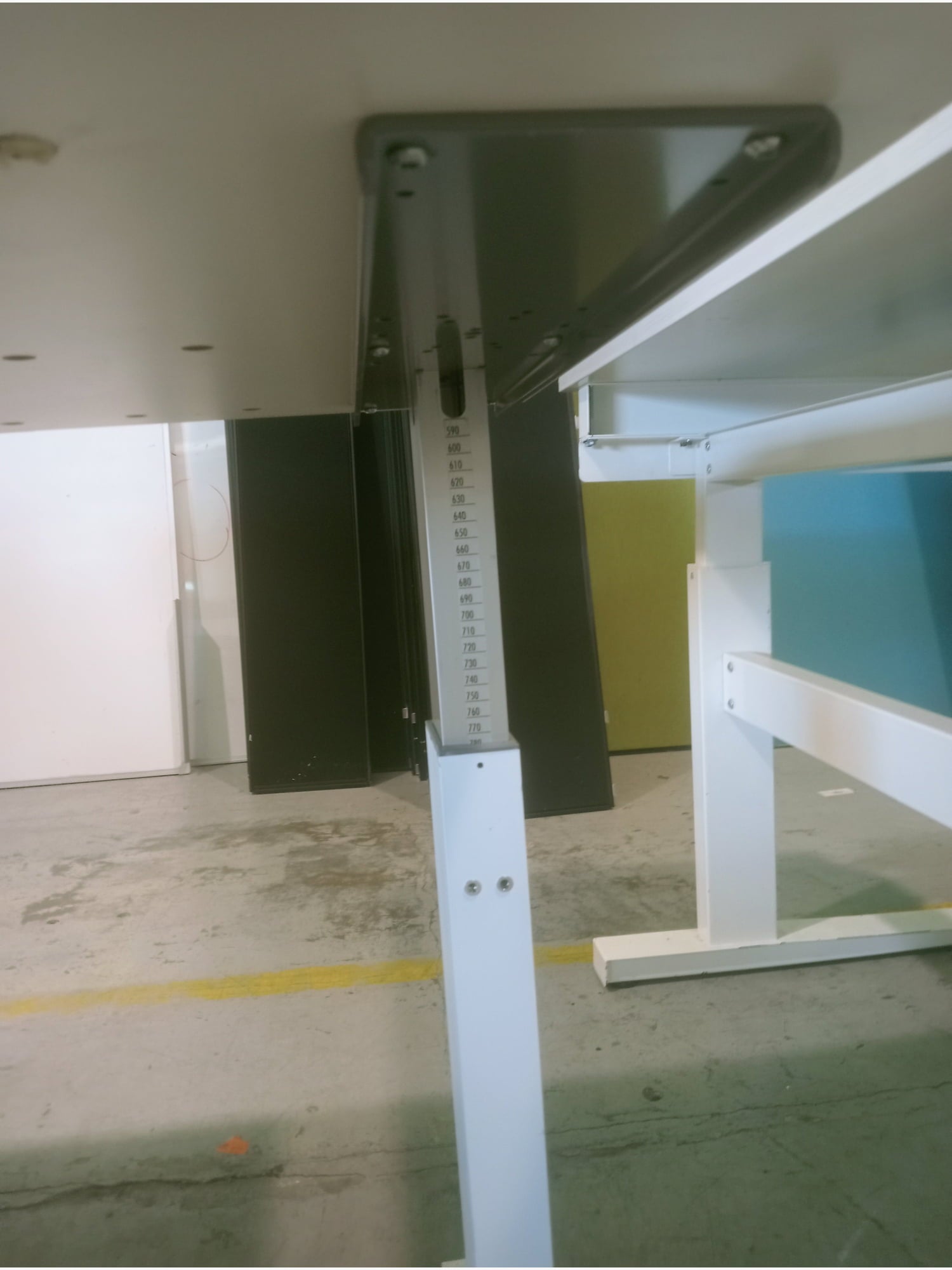 Desk - Manual Height Adjust - Office furniture