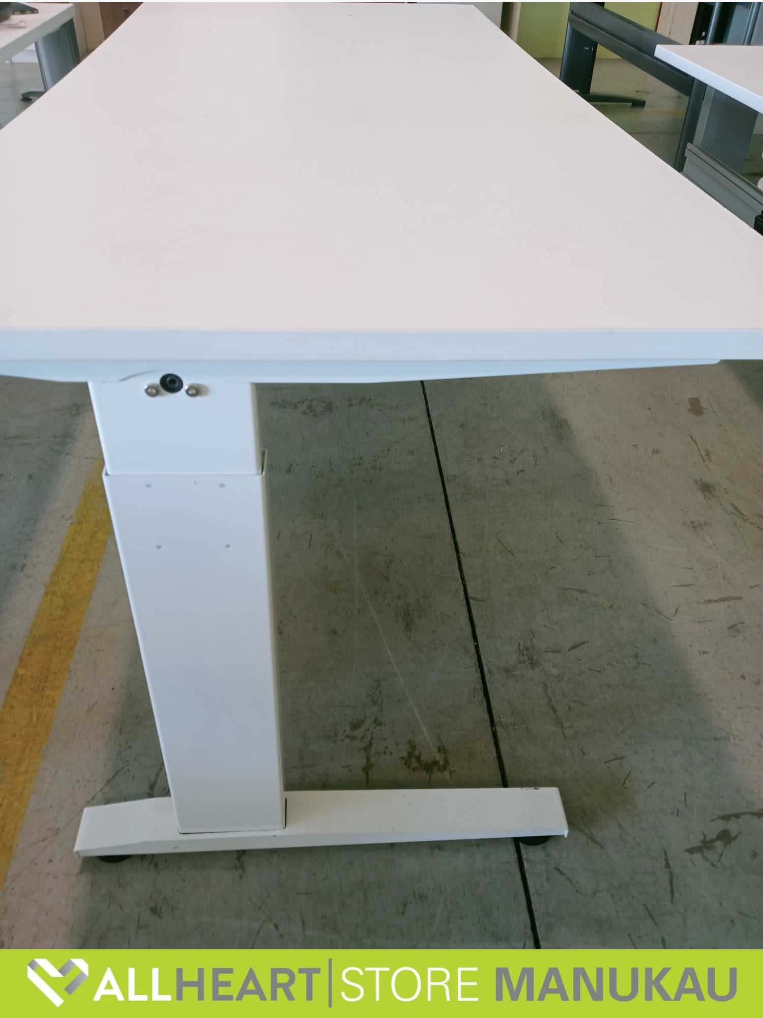 large straight desk - Office furniture