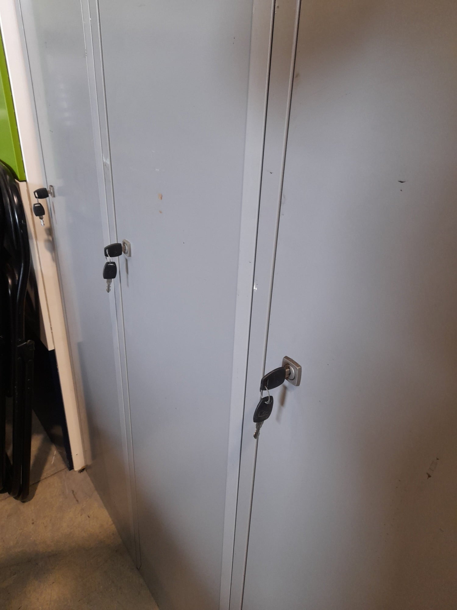Locker Unit - 3 Door - Grey - With Lock and Key