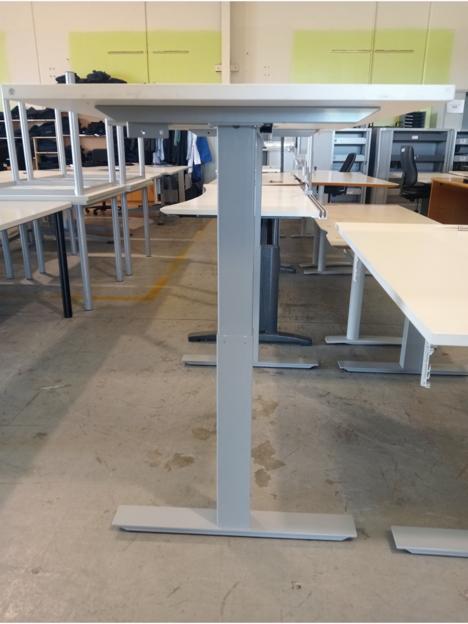 Manual Wind-up Height Adjust Desk - Office furniture