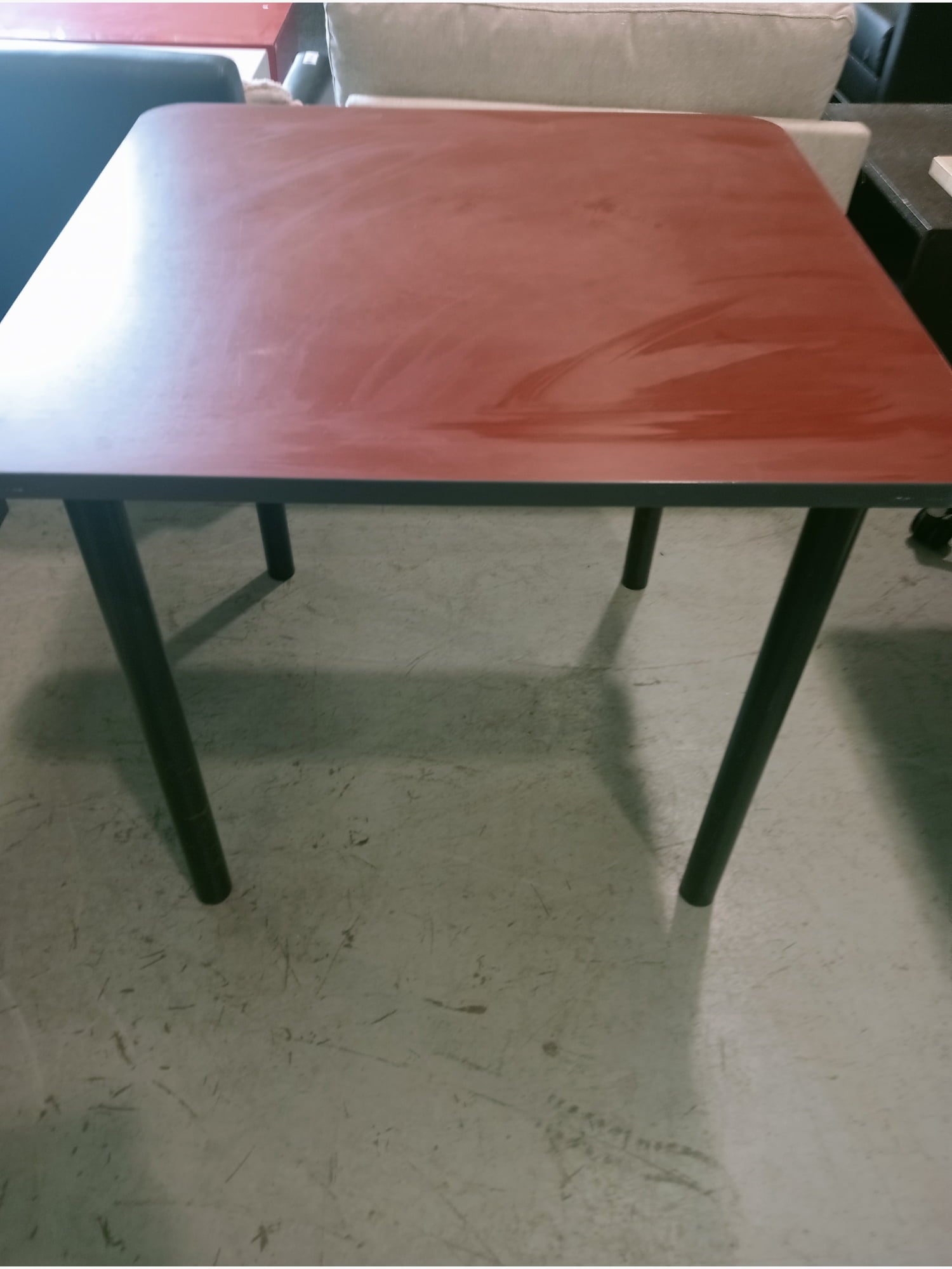 Square table red - Office furniture