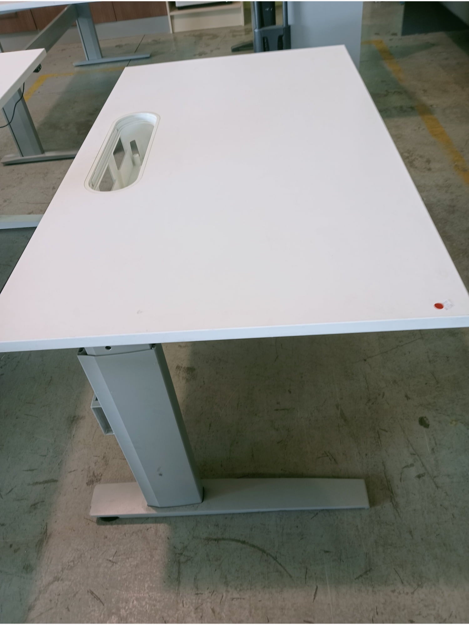 straight desk - Office furniture