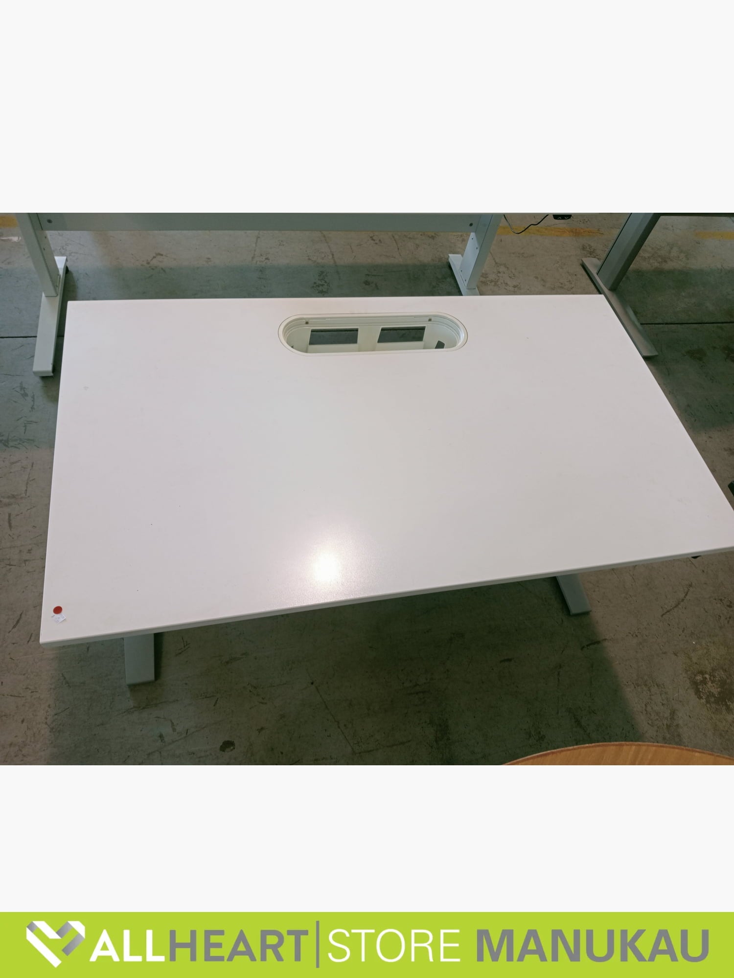 straight desk - Office furniture